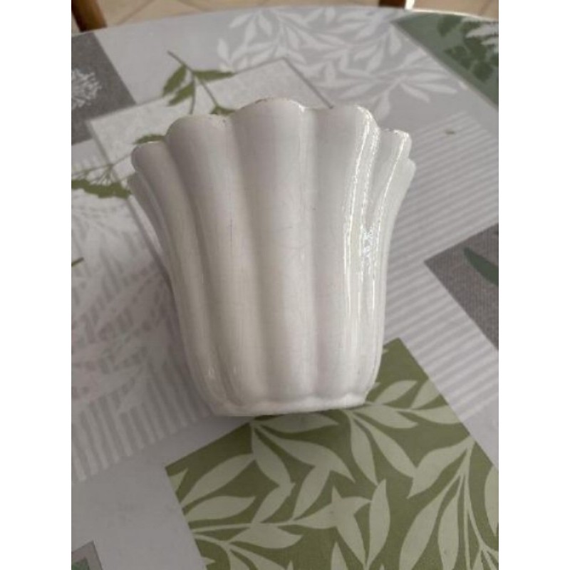 Petite cache pot blanc en porcelaine, hauteur 11 cm
