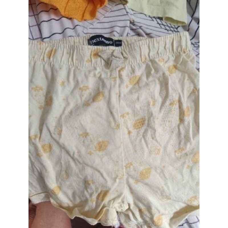 Short fin jaune a motif fraise 
