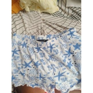 Short fin blanc un motif bleus