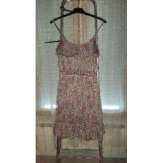 Robe violette à fleurs...