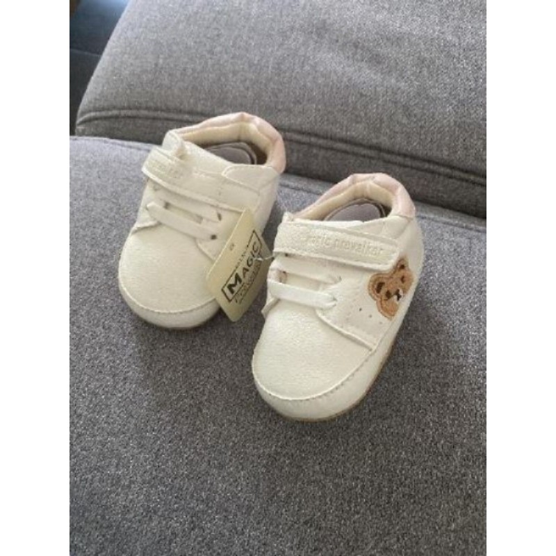 Baskets bébé neuves t.19