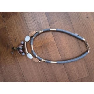 Collier gris 