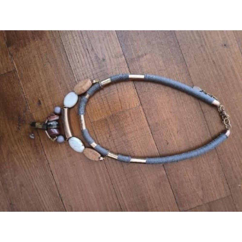 Collier gris 