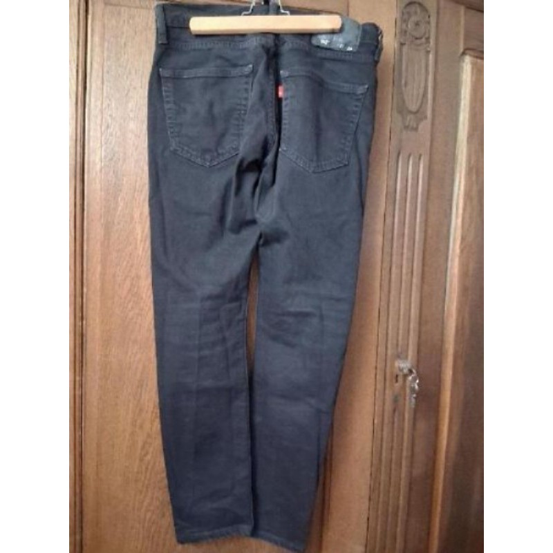 Jean homme Lewis 512 taille 32 30 couleur noire excellent état 