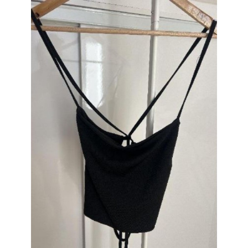 Top noir avec laçages au dos taile 40/42