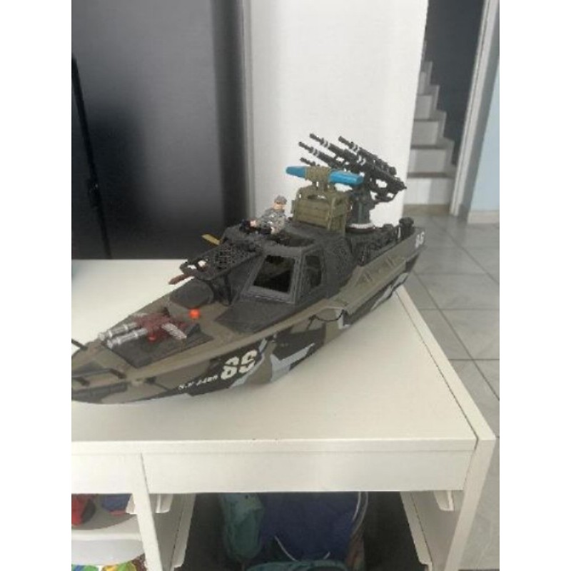 Bateau de guerre jouet avec 1 figurine 