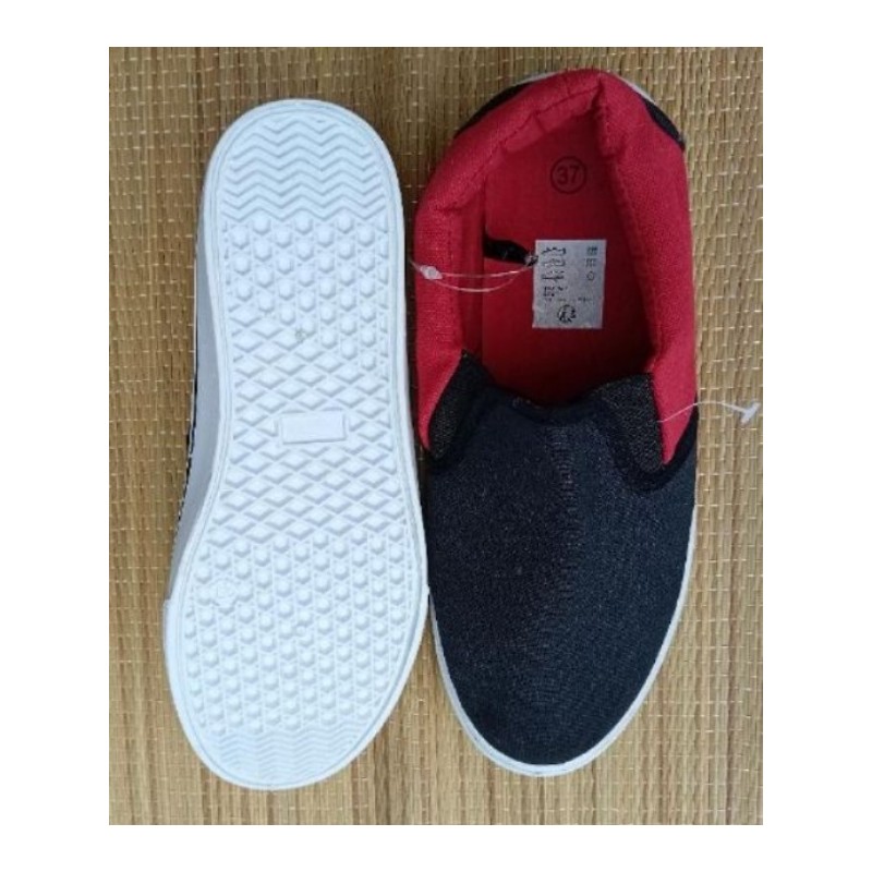 chaussures toile noire / rouge  neuves taille 37 elastiques
