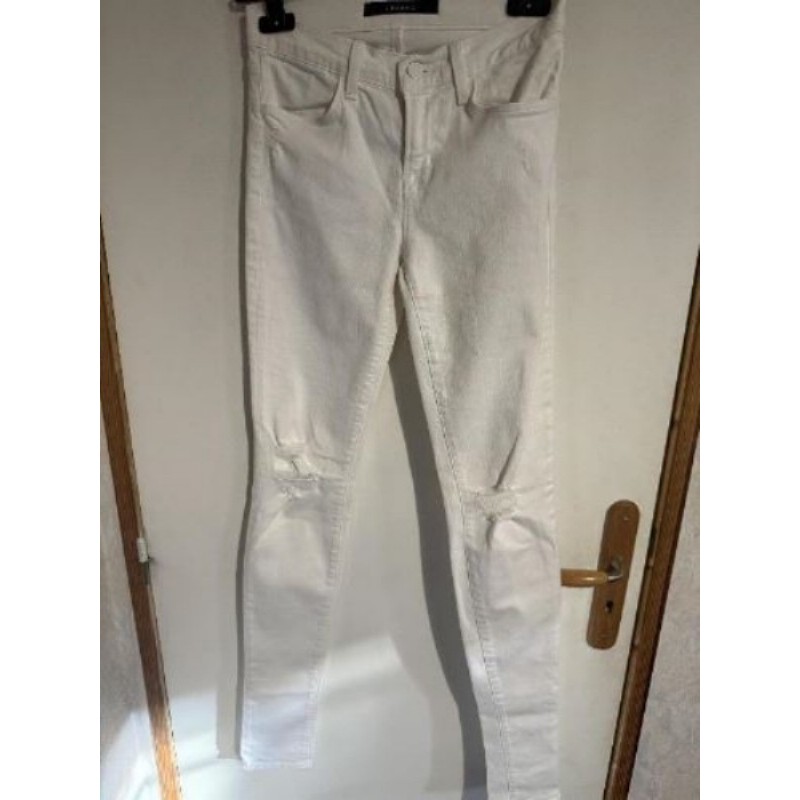 Jean skinny J Brand blanc, taille 25 (environ 34/36). Modèle avec légers effets destroy aux genoux. 