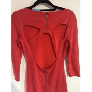 Superbe robe taille S Alice + Olivia rouge corail, élégante et originale. Dos ajouré avec double fer
