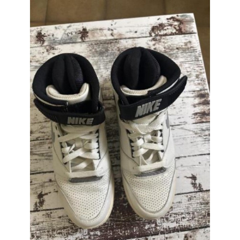 Nike montantes blanches et noires – Taille 40 