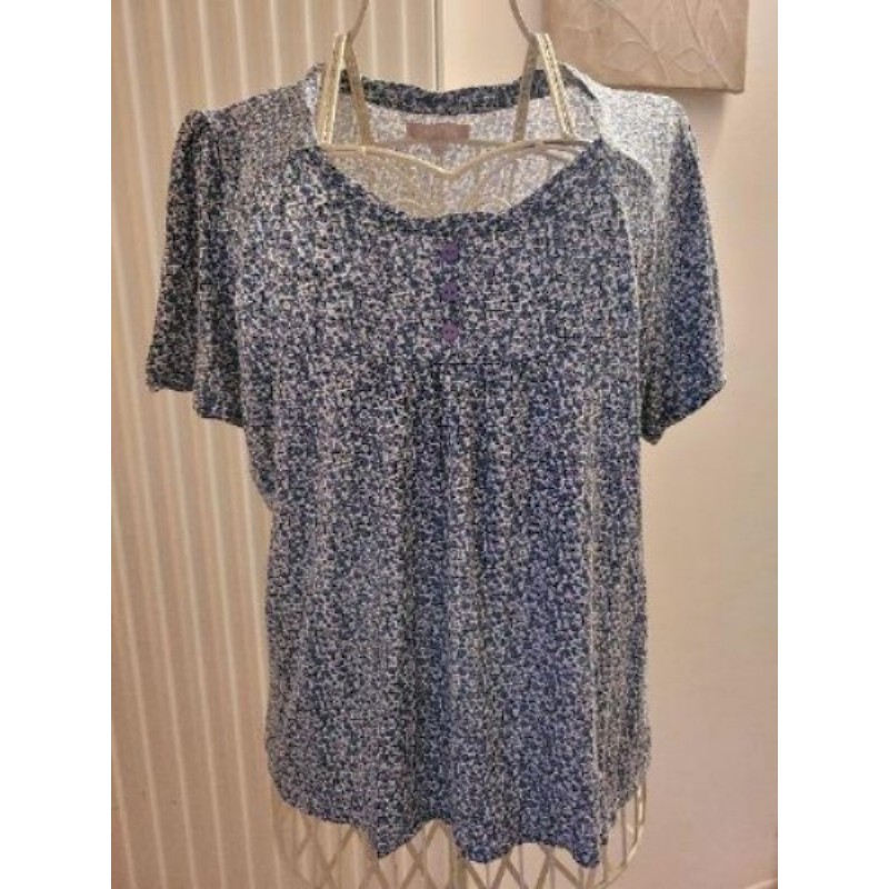 Tee-shirt motif petites fleurs bleues sur fond blanc. Daxon. Petit 46