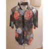 Chemisier manches courtes.  Motif roses rouges et bleus. Canda C&A. Taille 44