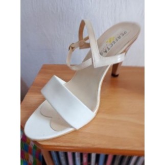 sandales crème à talons 