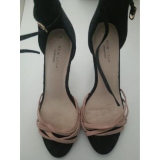 Escarpins noirs et brides...
