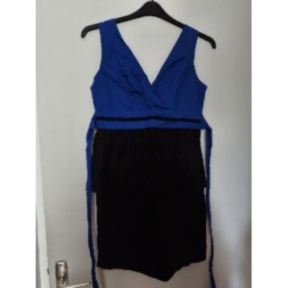 Robe noire et bleue...