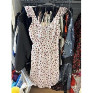 Robe blanche fleurs rouges...