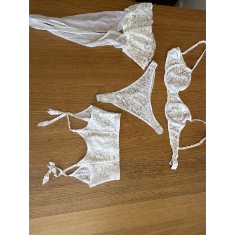 Ensemble lingerie WACOAL blanc (slip+soutien+string+ porte jarretelle+bas)