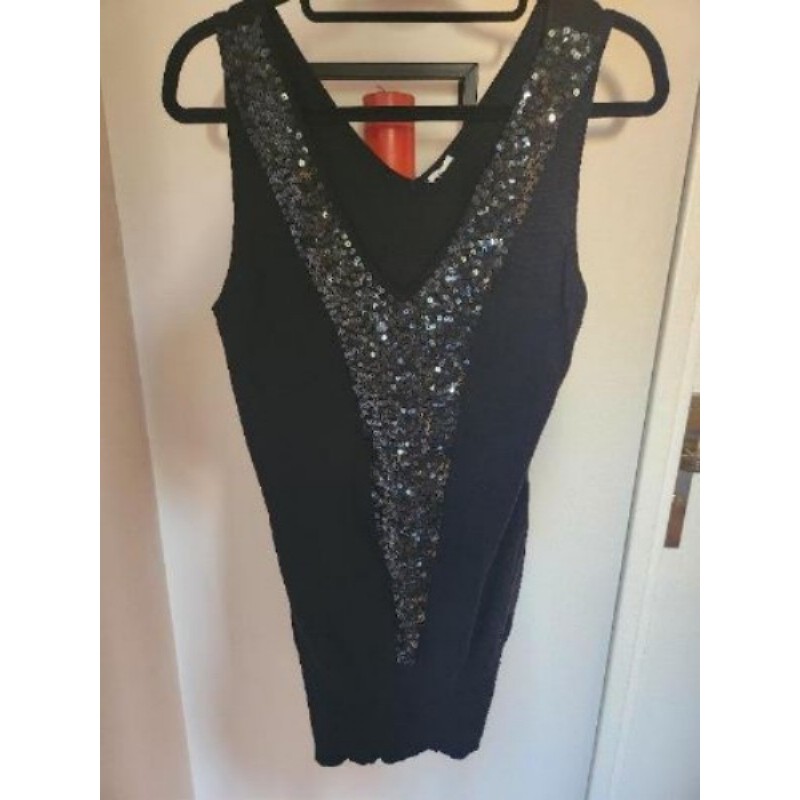 Pull échancré assez long avec sequins 