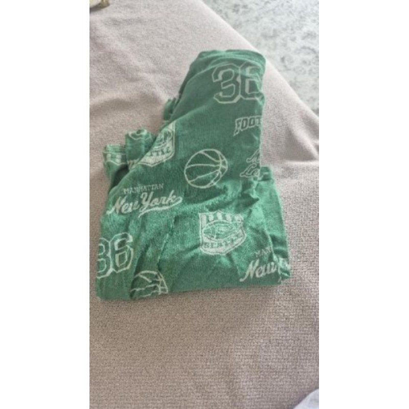 Haut pyjama vert basket 7/8 ans