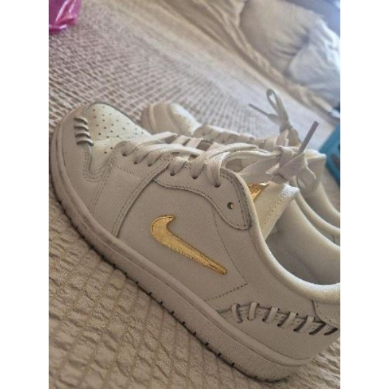 Jordan femme.fille taille 37.5 blanc et doré 
