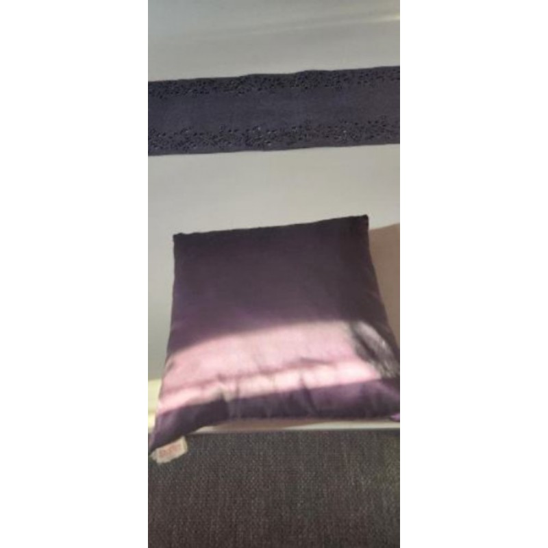 Petit Coussin violet satiné 