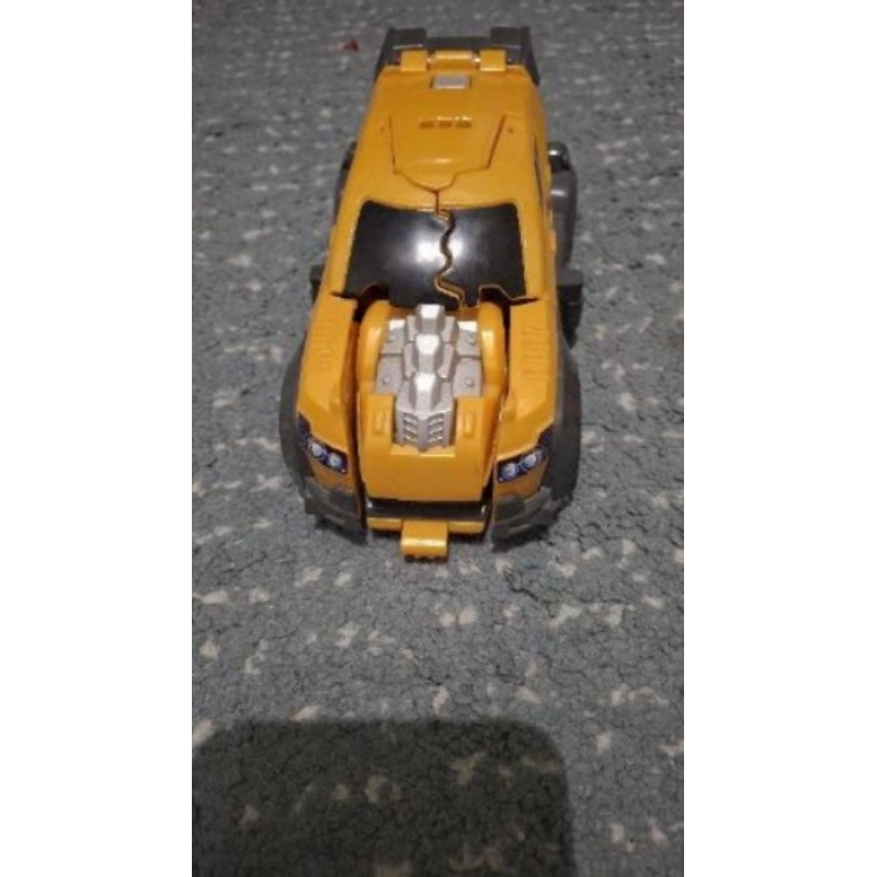 Voiture  jaune transformer 