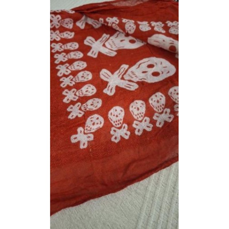 Écharpe rouge avec tête de m..