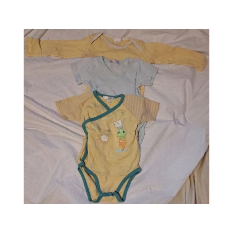 Bodys de marques différentes 12 mois (1 jaune uni, 1 jaune à rayures et 1 bleu à rayures)