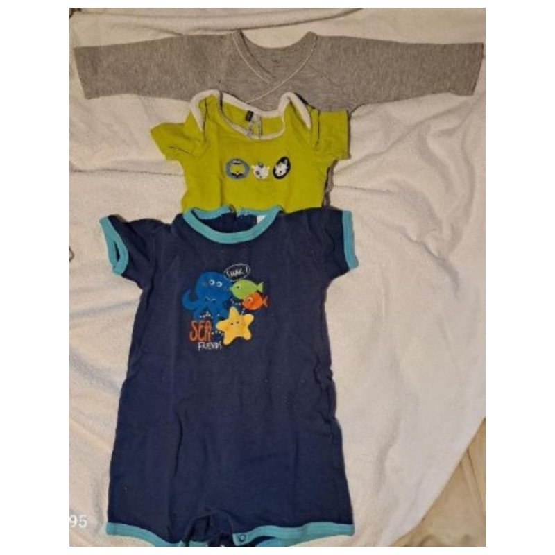 Bodys en 12 mois (1 bleu motifs de la mer, 1 vert pomme animaux, 1 gris uni 