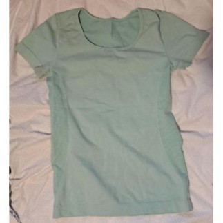 T-shirt vert pâle en...