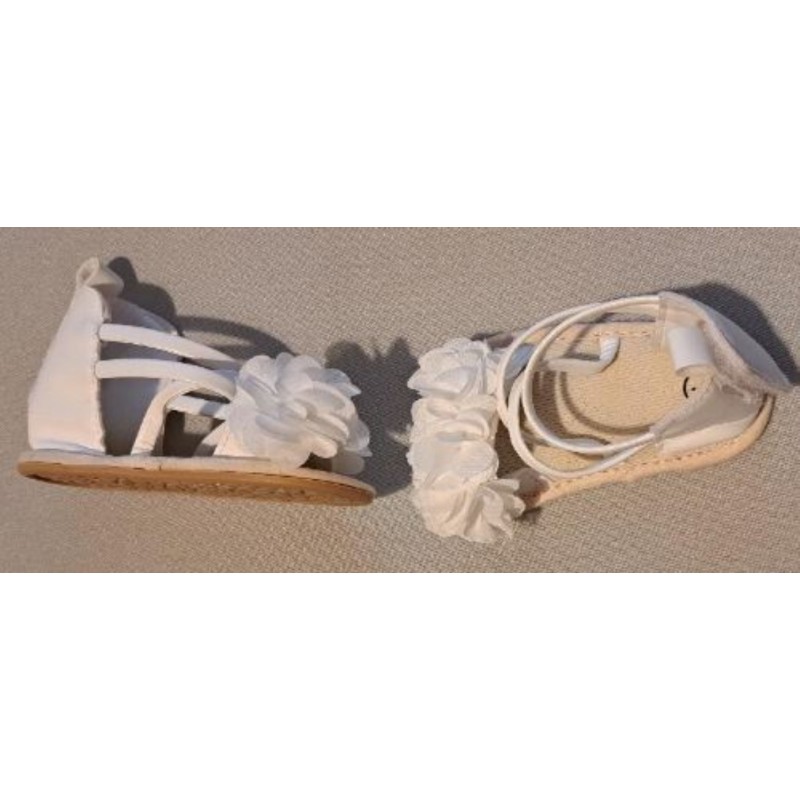 Chaussures blanches avec des fleurs, sans marque, taille bébé