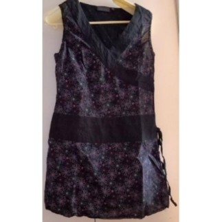 Robe noire avec motifs...