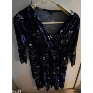 Robe noire motifs fleurs et...