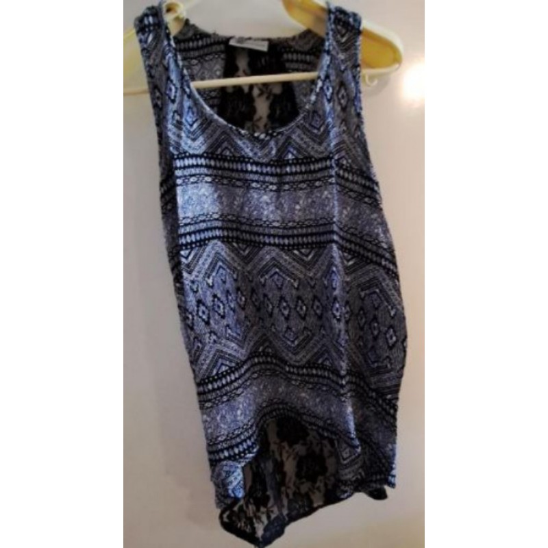 Débardeur bariolé noir et blanc avec dentelle noire au dis Kiabi, taille 42