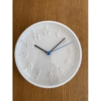 Horloge à aiguille blanche...