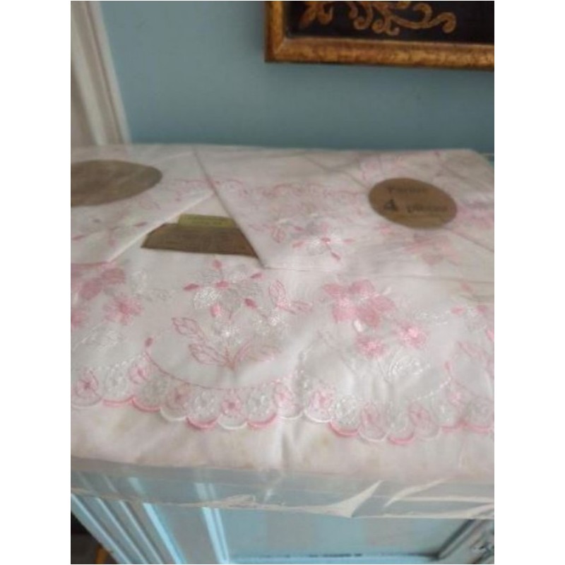 Parure drap brodé neuve 