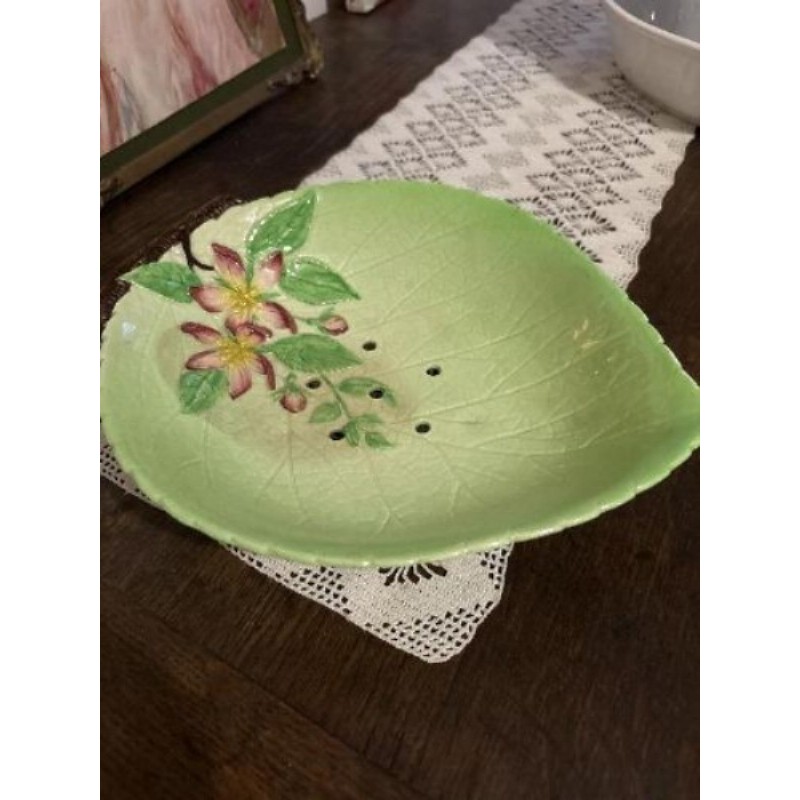Petit plat vert à motif fleurs roses percé