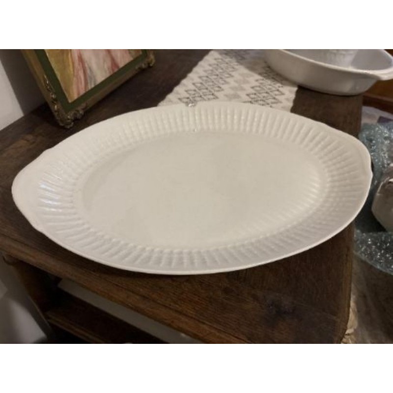 Grand plat blanc ovale en faïence 