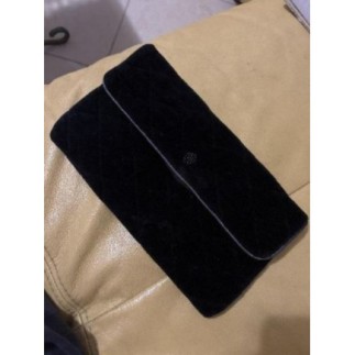 Pochette en velour noir...