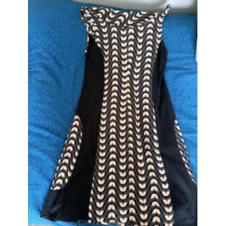 Robe noire avec motifs...