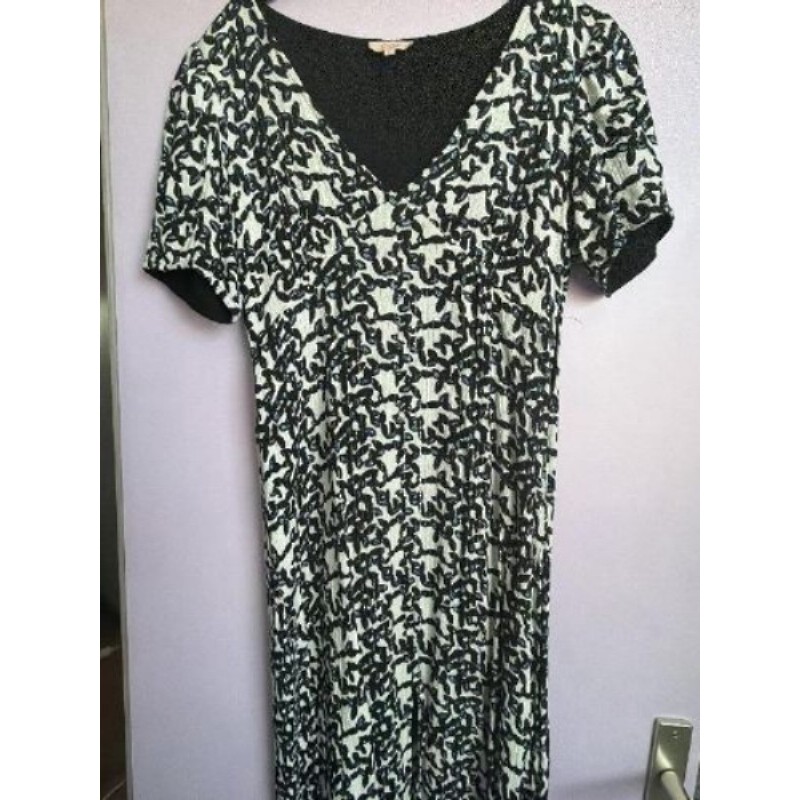 Robe taille M fond blanc dessin noir et blru