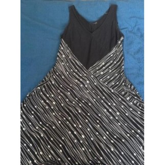 Robe taille M noire dessin...