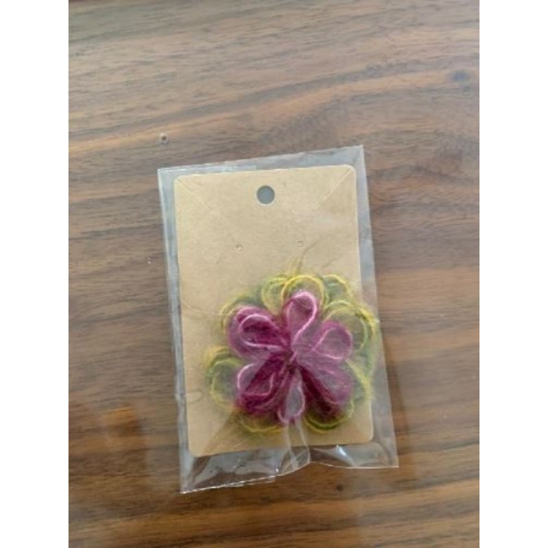 Broche fleur en laine violet et vert 