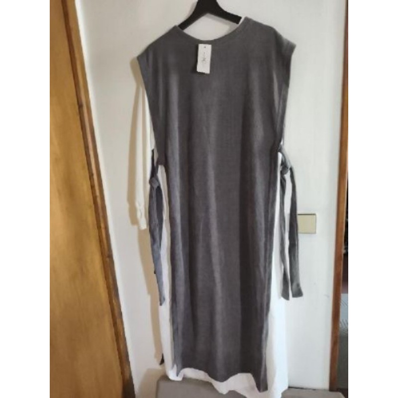 Robe longues blanche avec chasuble gris. TU. Neuf jamais porté 