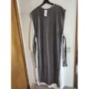 Robe longues blanche avec chasuble gris. TU. Neuf jamais porté 