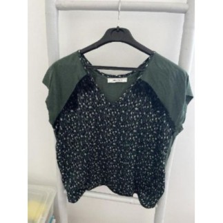 Tee-shirt vert à motifs...