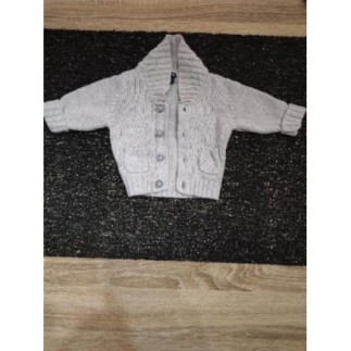 gilet en maille grise à col...