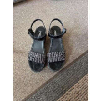 C chaussure ouverte noire...