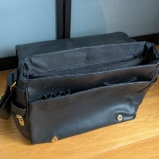 Sac besace en similicuir...