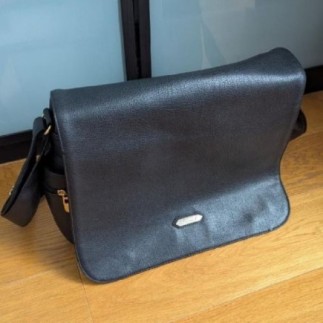 Sac besace en similicuir noir à bandoullière